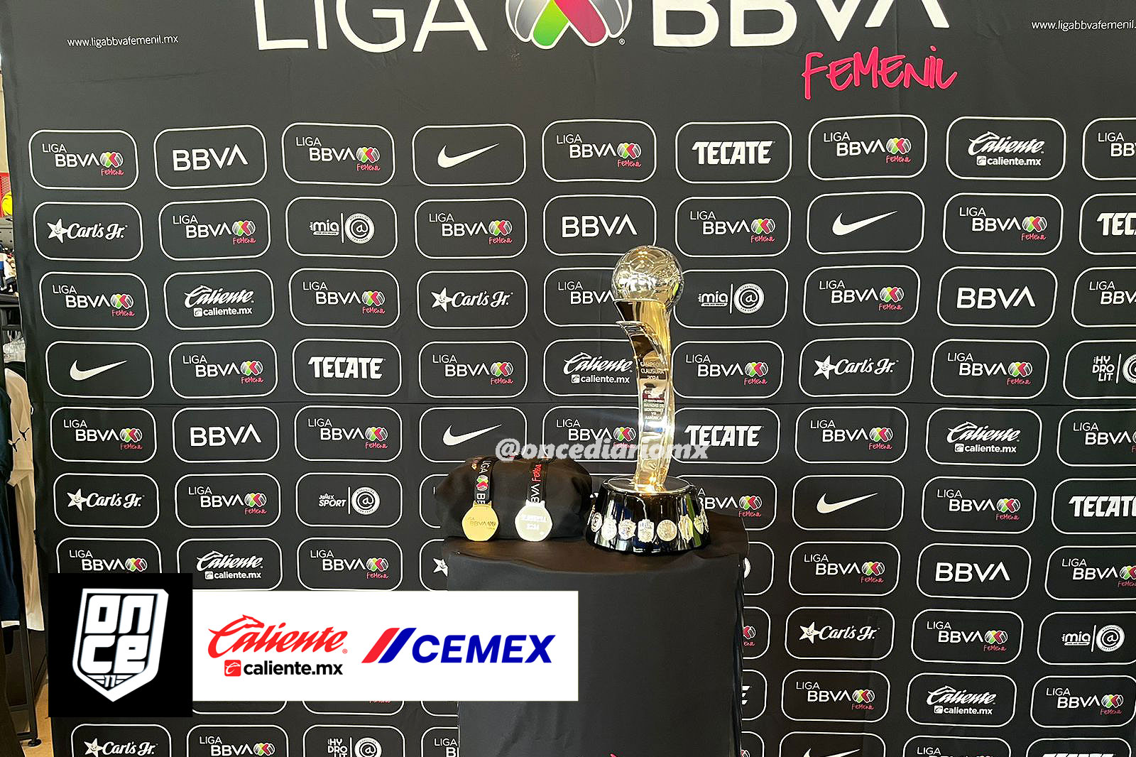 El trofeo de la Liga MX Femenil en el Estadio BBVA