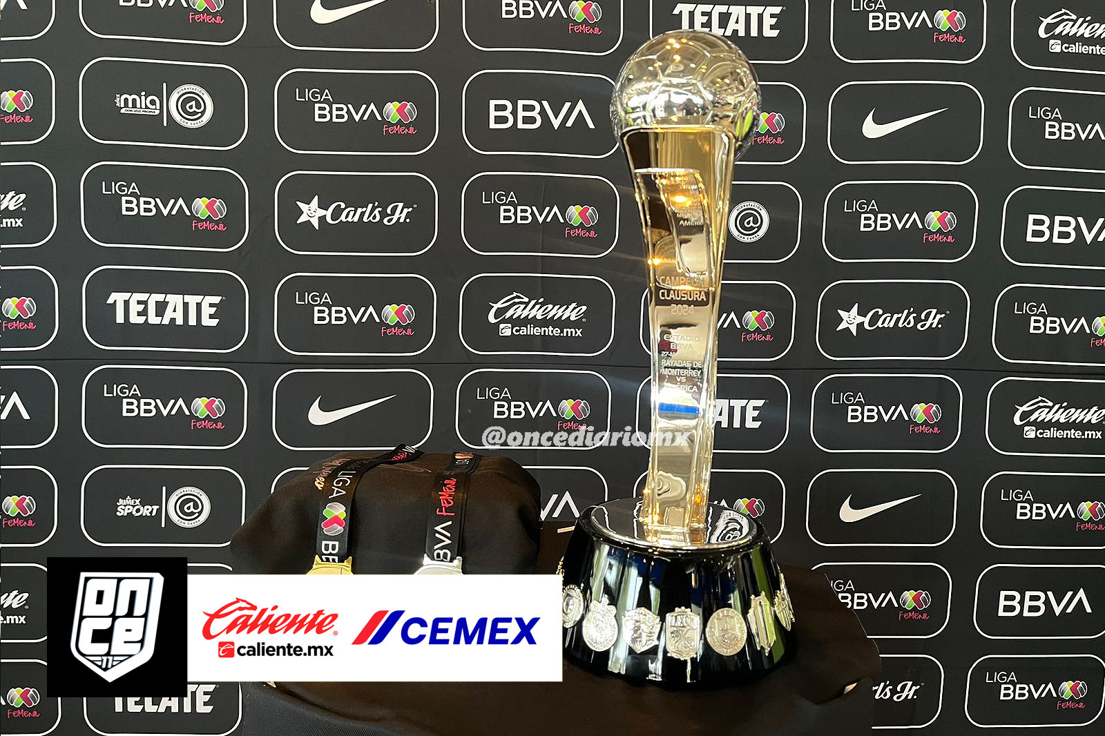 El trofeo de la Liga MX Femenil en el Estadio BBVA