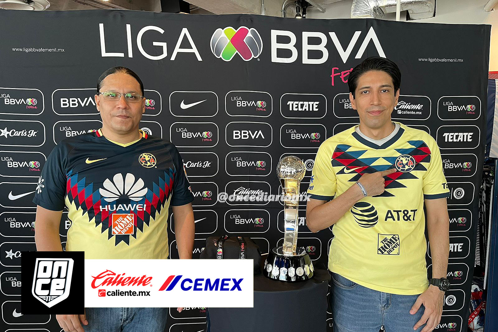 El trofeo de la Liga MX Femenil en el Estadio BBVA