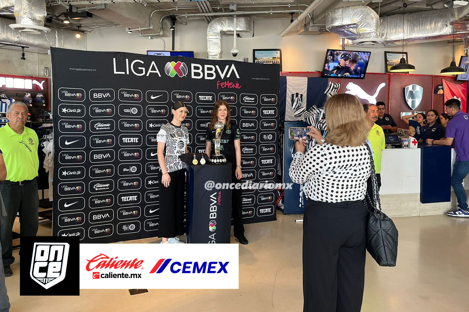 El trofeo de la Liga MX Femenil en el Estadio BBVA