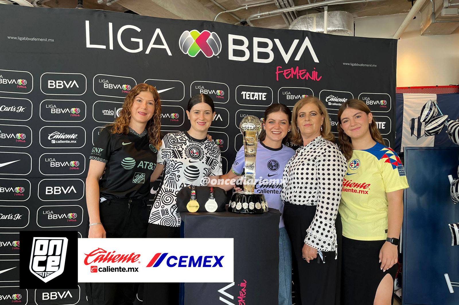 El trofeo de la Liga MX Femenil en el Estadio BBVA