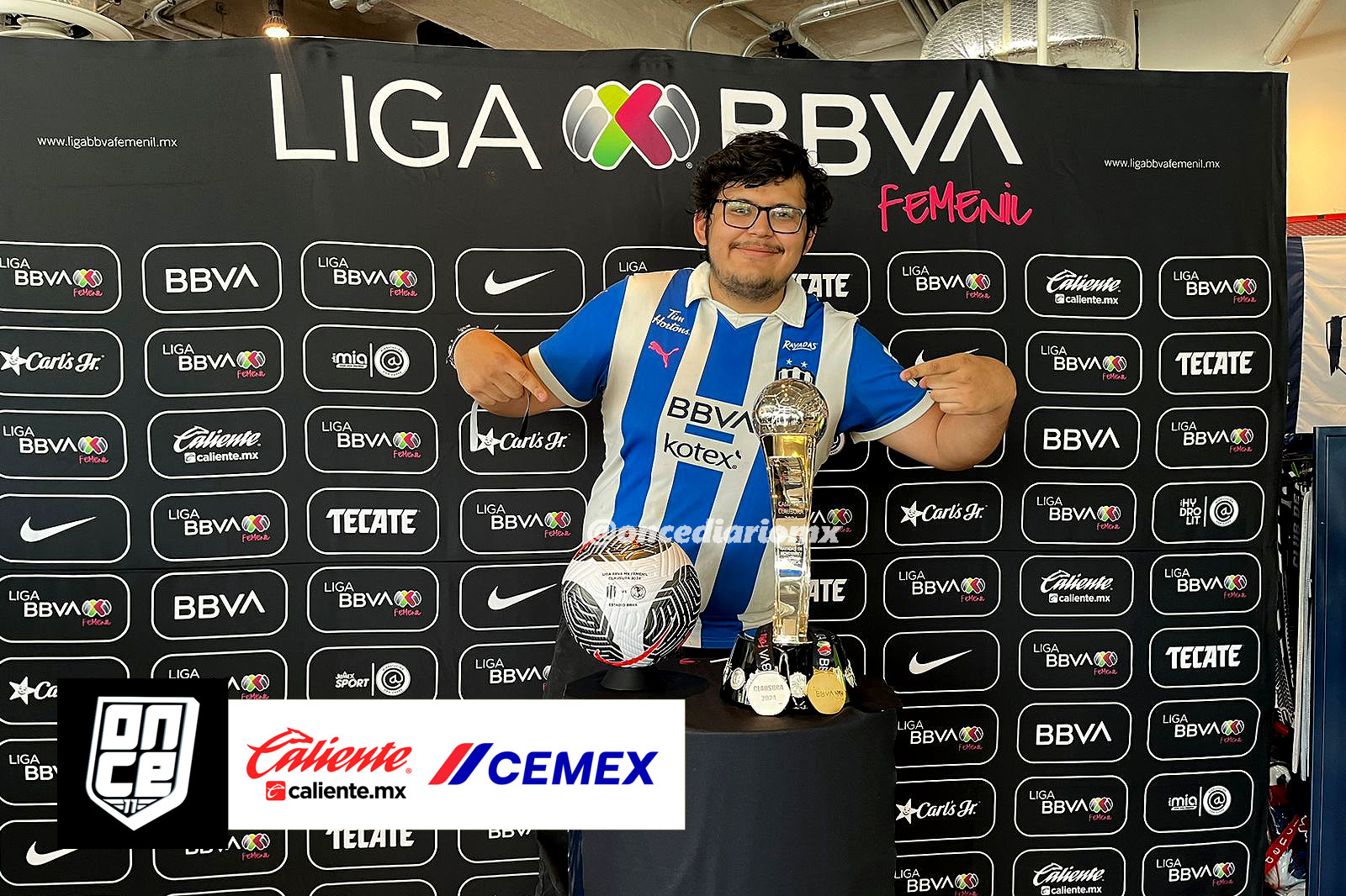 El trofeo de la Liga MX Femenil en el Estadio BBVA